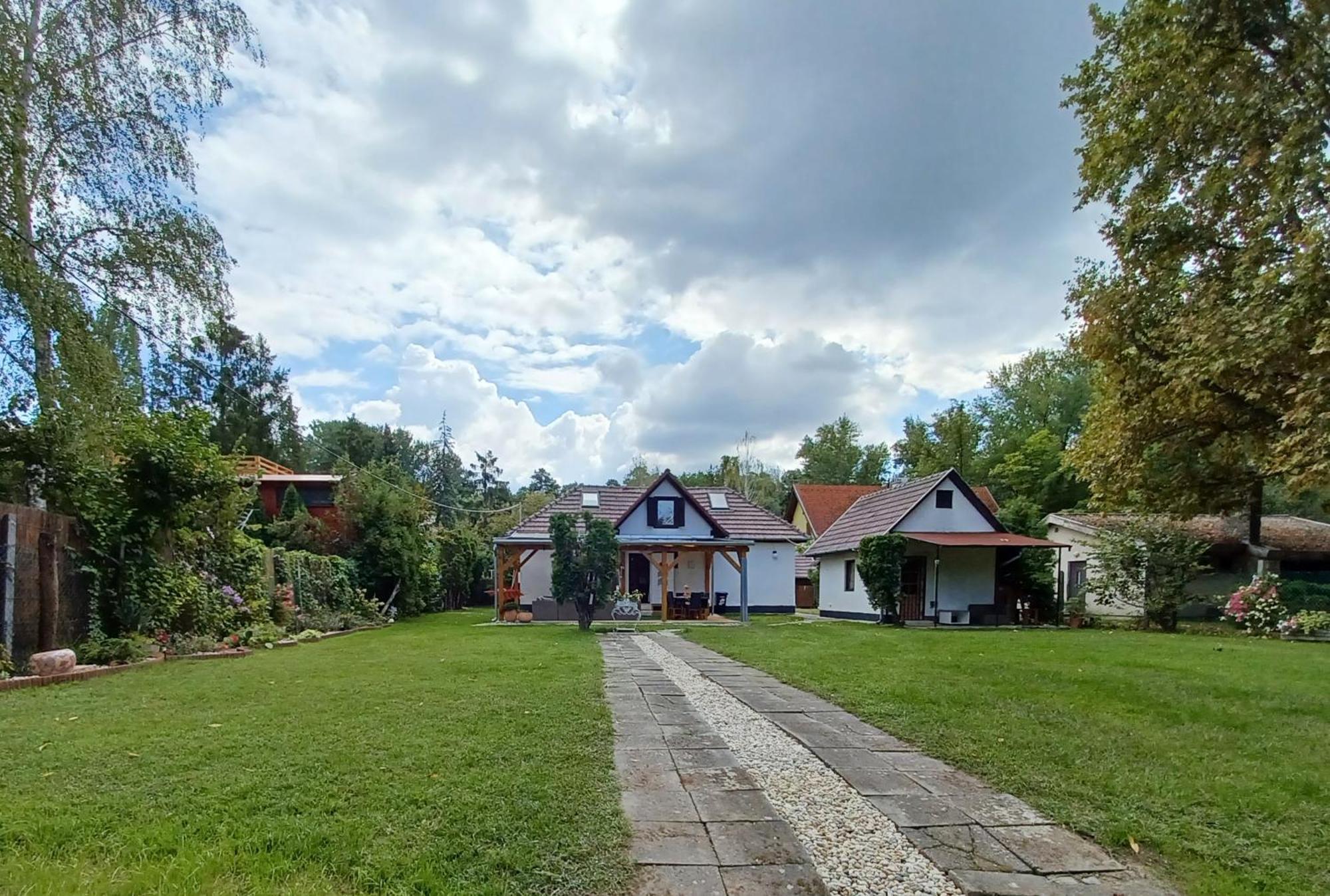 Szarszo With 3 And Private Beach, Private Parking *
